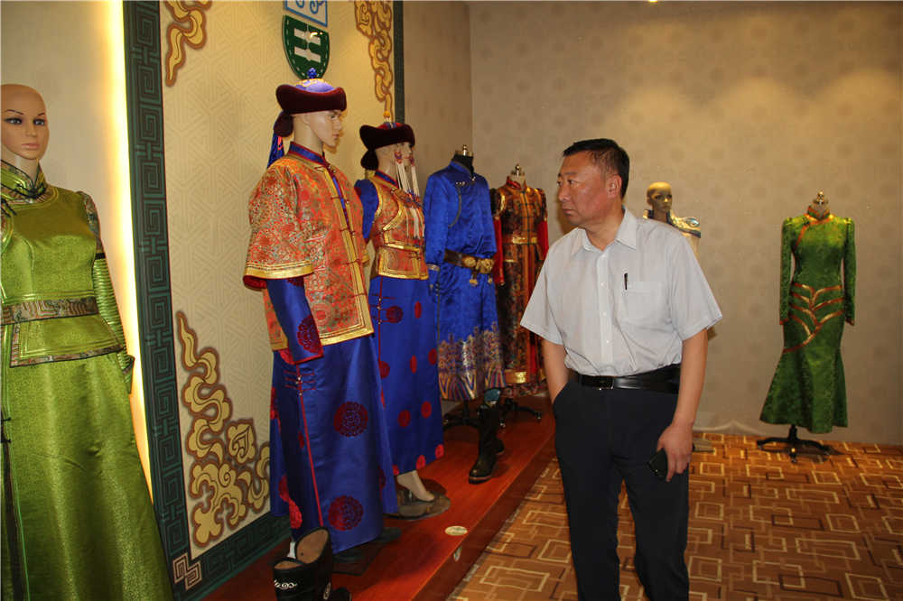 呼和浩特市人大常委會副主任、市工會主席斯欽畢力格一行深入內蒙古德利源民族服飾有限公司開展調研工作。