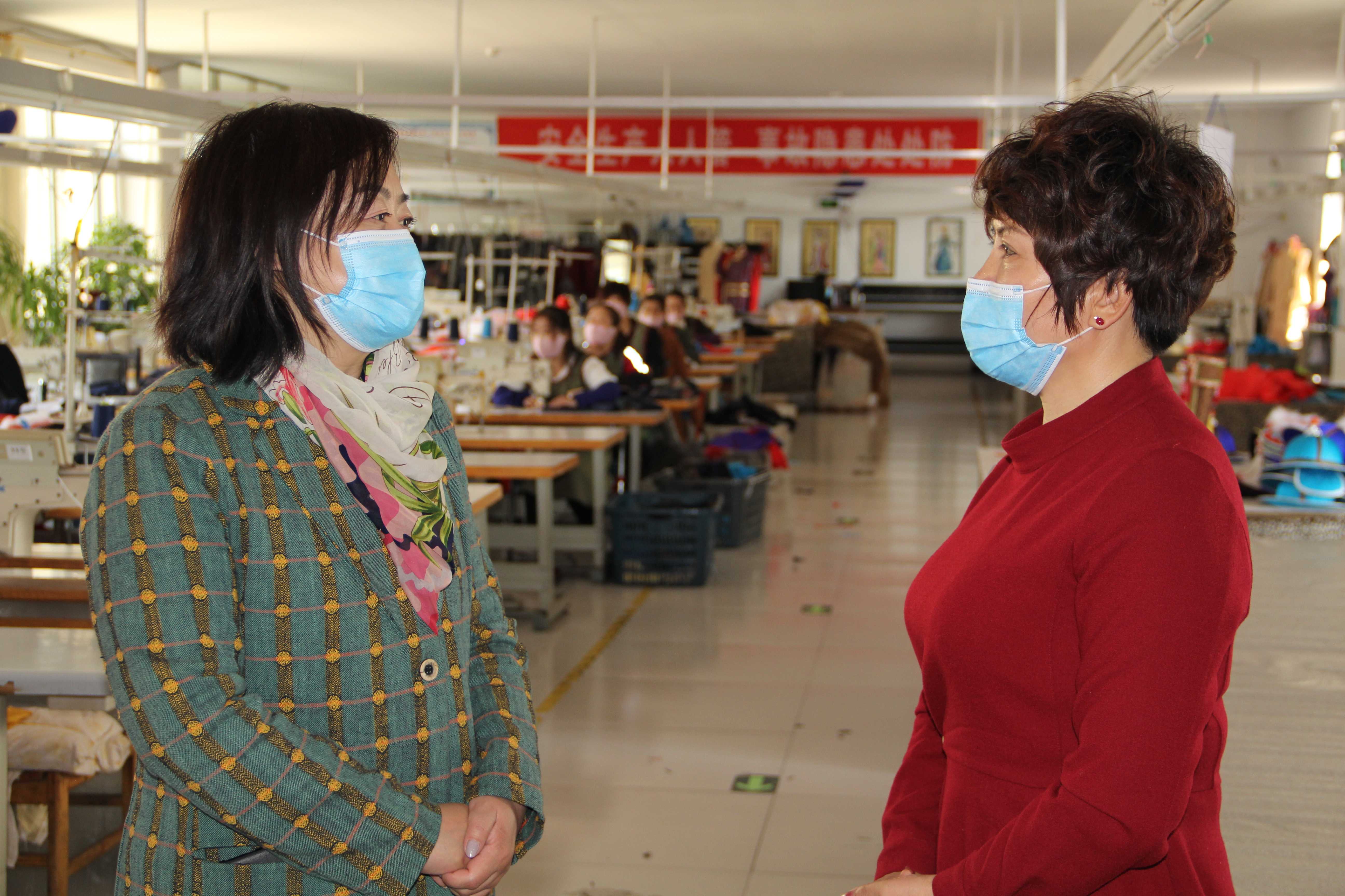 呼和浩特市婦聯深入內蒙古德利源民族服飾有限公司開展“草原巾幗脫貧行動”專題調研