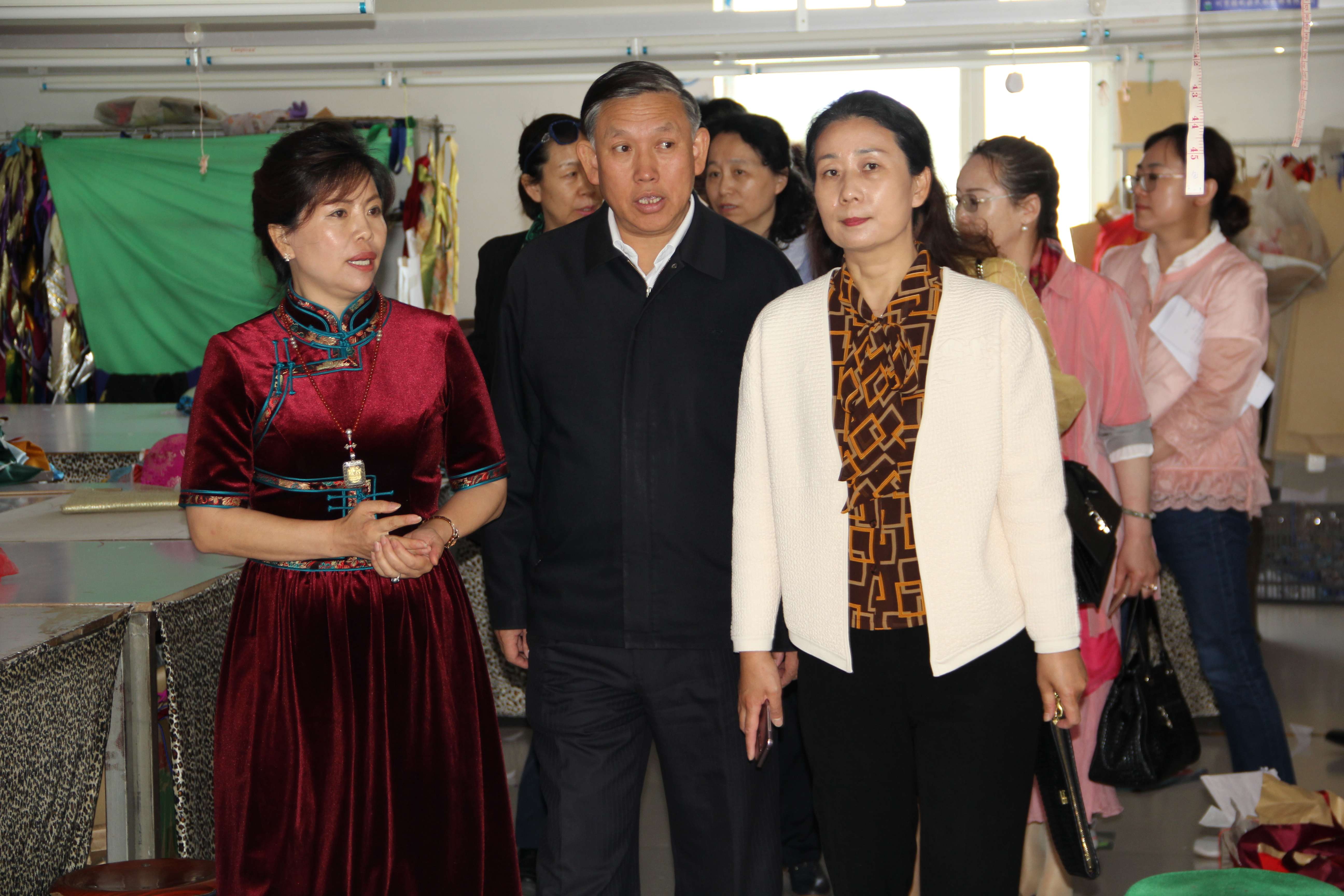內蒙古自治區政協調研組一行來到內蒙古德利源民族服飾有限公司開展調研工作