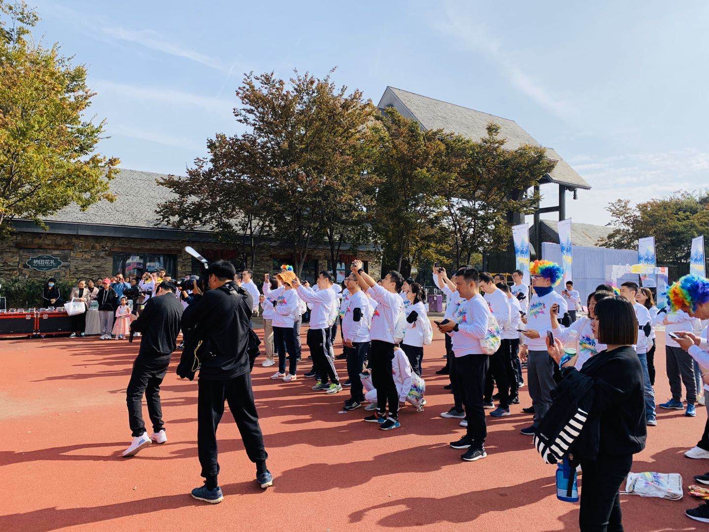 京東彩虹跑在三臺(tái)山鳴槍開跑，近200名運(yùn)動(dòng)愛好者盡享清風(fēng)綠氧、五彩花海(圖2)